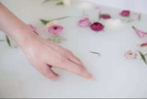 فواید حمام شیر برای پوست