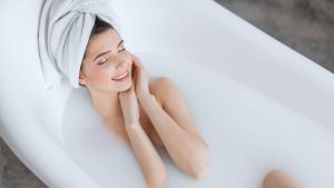 فواید حمام شیر برای پوست