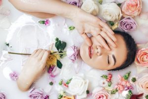 فواید حمام شیر برای پوست