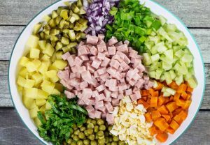 طرز تهیه سالاد سیب زمینی روسی