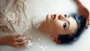 فواید حمام شیر برای پوست